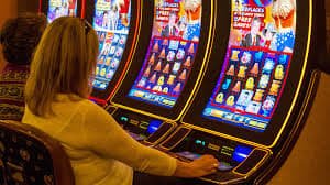Dealer sihir 117 membagikan kartu di meja Free Bet Blackjack live